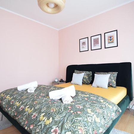 Stylish Apartment With Video Projector Bucharest Exterior photo